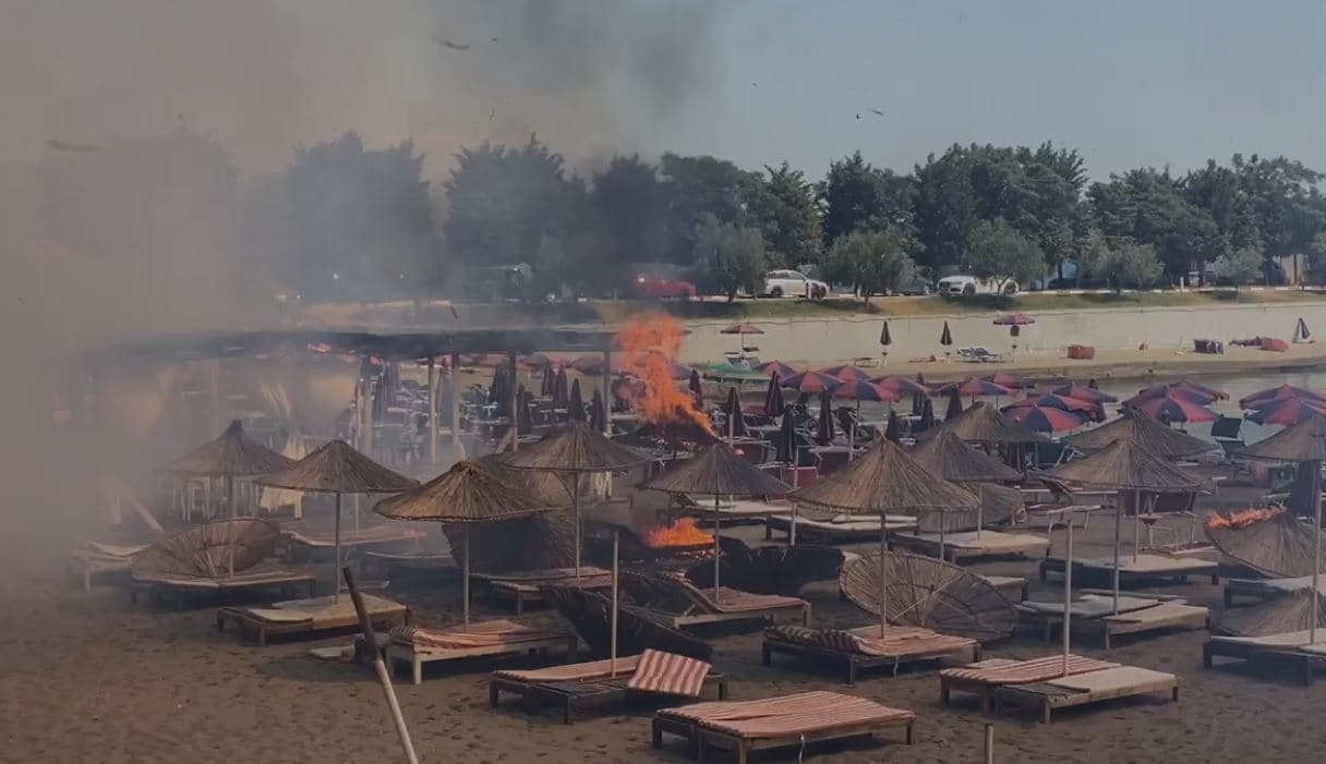 Përkeqësohet situata në Shëngjin, zjarri u afrohet resorteve te Rana e Hedhun