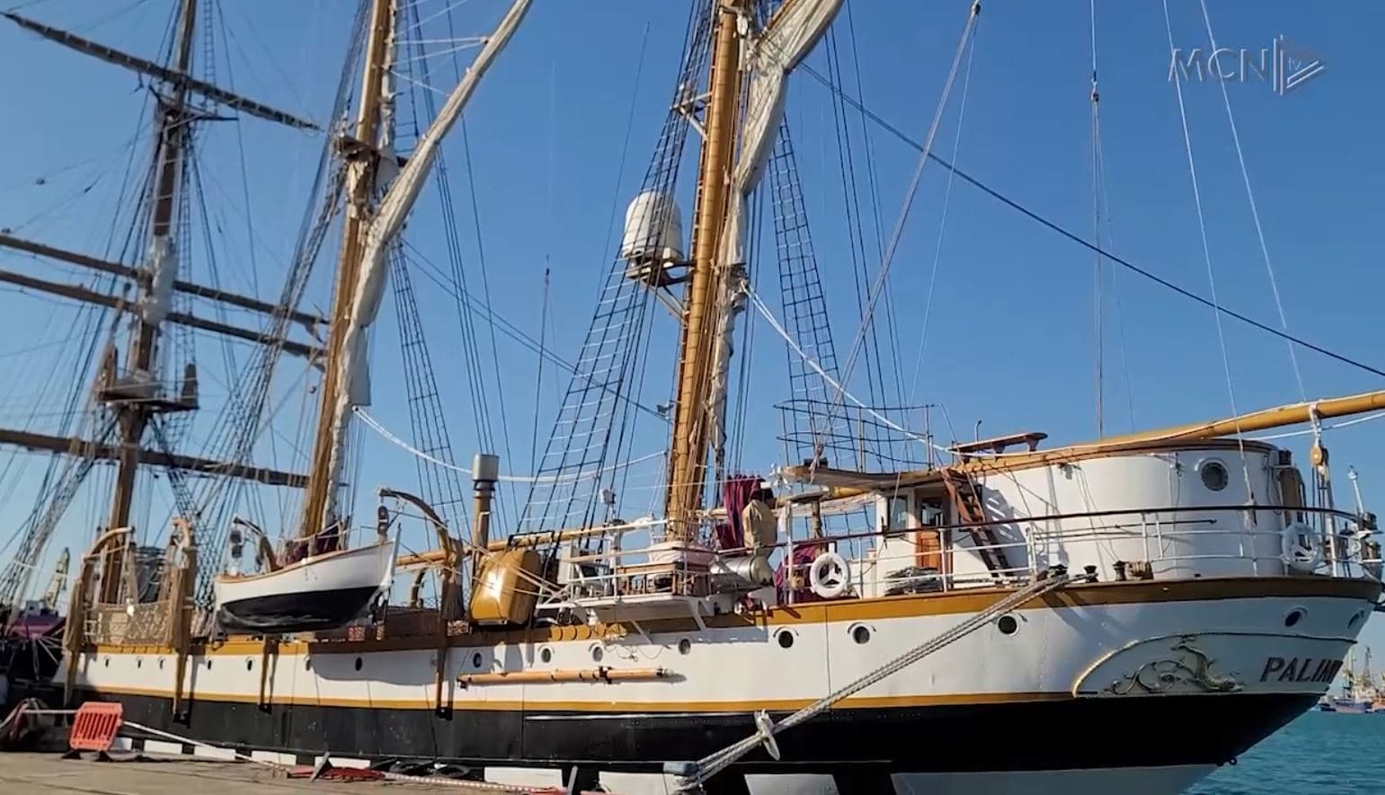 90 vjet lundrime, “Palinuro” ndalet në Durrës/ Vizita e veçantë e anijes tërheq turistët (VIDEO)