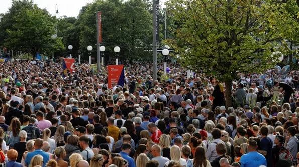 Sulmi me thikë në Southport, përleshje të dhunshme mes policisë dhe demonstruesve