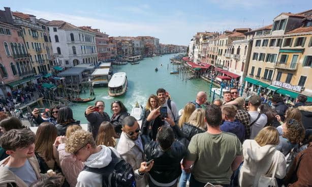 Venecia redukton grumbullimet mbi 25 vetë, masat drastike përballë turizmit masiv