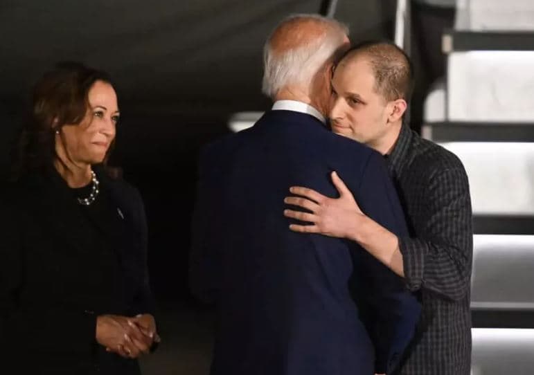 Të burgosurit e liruar nga Rusia, priten nga Biden dhe Harris