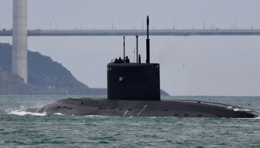 Fundoset në portin e Krimesë nëndetësja ruse