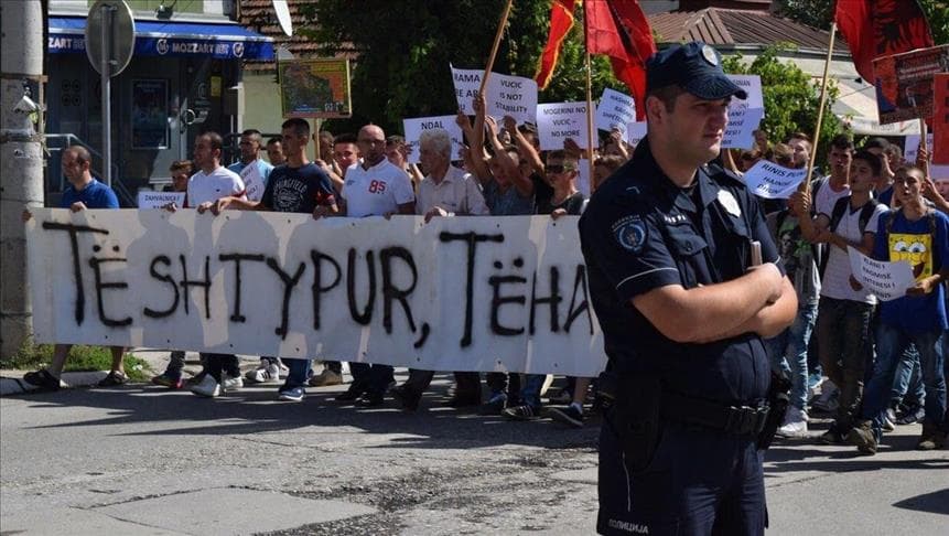 Protestë në luginën e Preshevës për adresat, arrestohen 5 ish-paramilitarë serbë në Kosovë për krime lufte