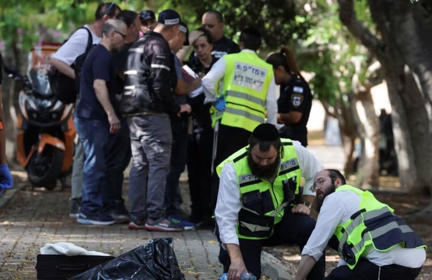 Sulm me thikë në Tel Aviv, vriten dy persona dhe plagosen 2 të tjerë