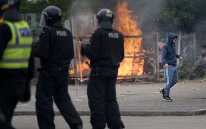 Protesta të dhunshme në Britani, qeveria në mbledhje urgjente: Dënojmë ngjarjet