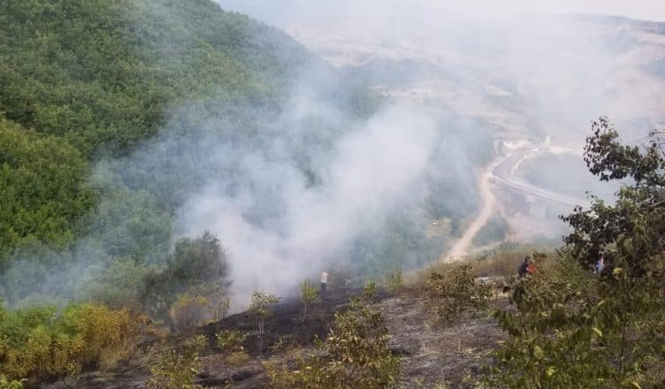 Tenton të shuajë zjarrin që ndezi, humb jetën nga asfiksia një person në Lushnjë