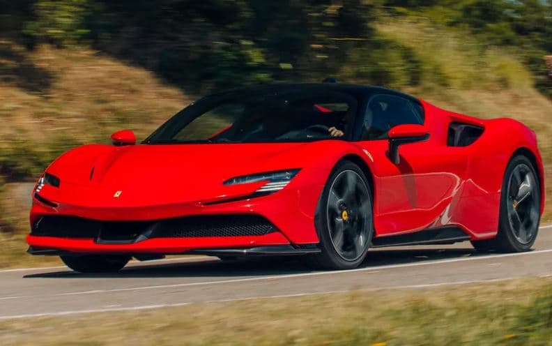 Ferrari ndalon prodhimin e dy modeleve