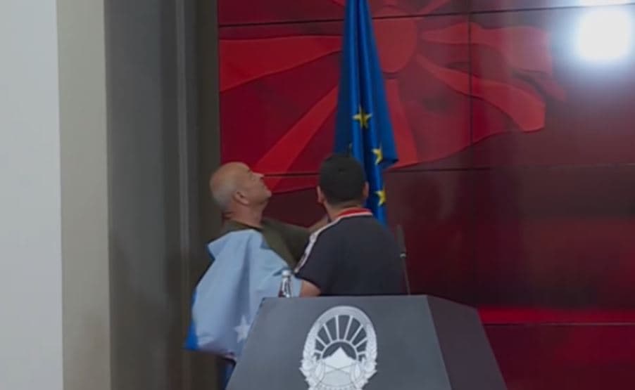 Flamuri i Kosovës ngatërrohet me atë të BE-së gjatë vizitës së Kurtit në Shkup