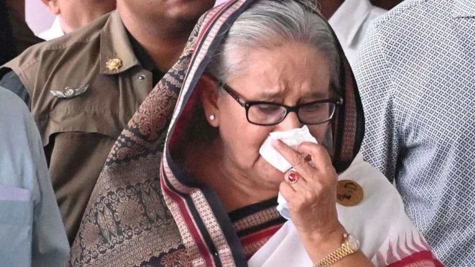 Bangladesh/ Protestuesit hyjnë në rezidencën e kryeministres, Hasina dorëhiqet dhe largohet me helikopter nga vendi