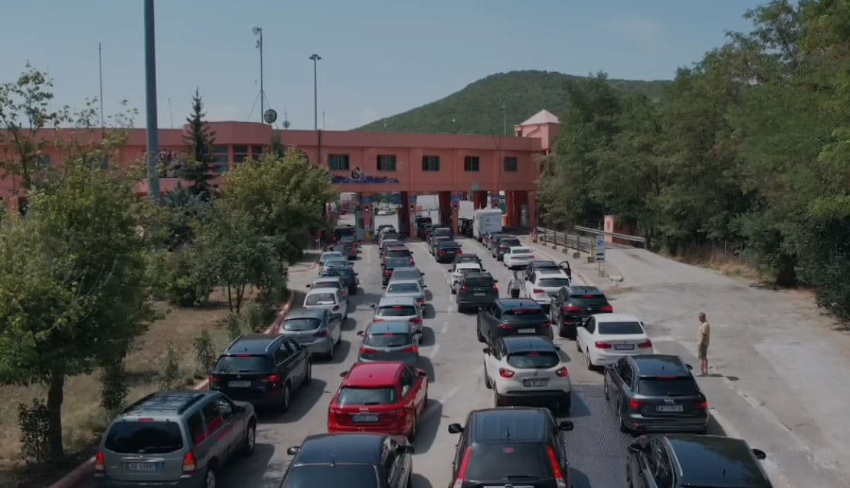 Qafë Thanë, radhë të gjata në kufi