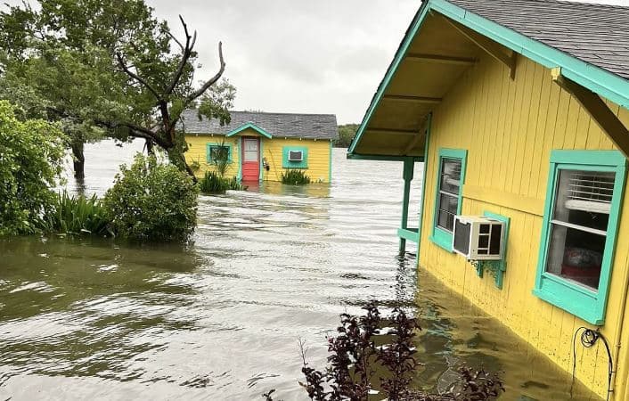 Frikë stuhish e përmbytjesh, uragani Debby arrin në bregun e Floridës