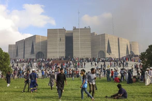 Bangladesh/ Ushtria merr nën kontroll situatën, shfaqen edhe tensione fetare