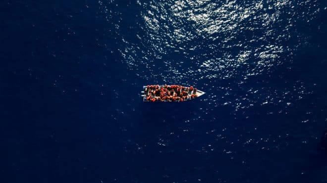 Greqia shpëton 77 emigrantë në një varkë me vela