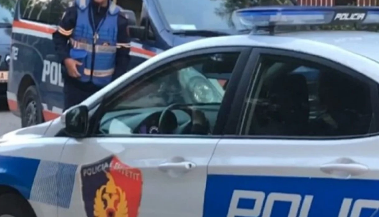 Mashtroi pronarët e dy subjekteve tregtare për të përfituar para, arrestohet i riu në Gramsh