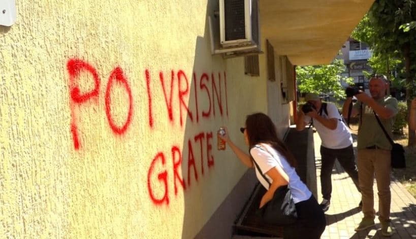   Plagosja e gruas nga bashkëshorti/ Shoqatat e mbrojtjes së grave protestojnë në Prishtinë