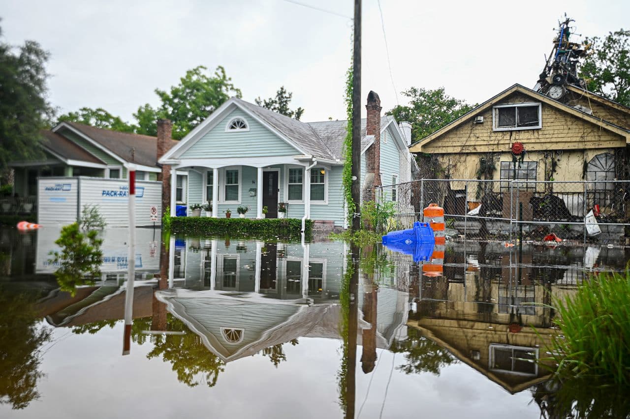 Forcohet stuhia tropikale Debby, Karolina nën kërcënimin e përmbytjeve