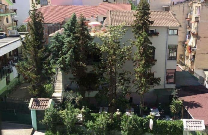 Ngjarja në azilin e të moshuarve në Tiranë/ Policia ndalon kryeinfermieren dhe infermieren e turnit