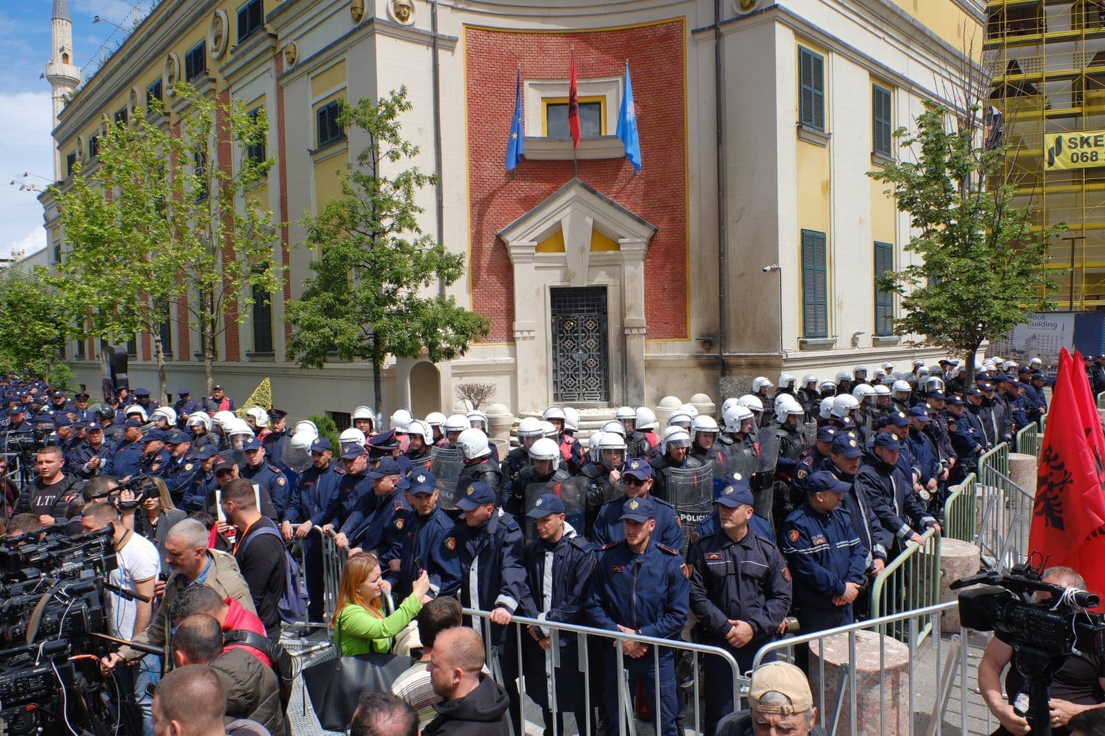 Protesta e opozitës para bashkisë Tiranë, bllokohet përkohësisht qarkullimi i automjeteve