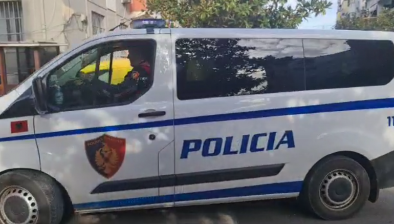 Iu merrnin para qytetarëve në vendparkimin e lirë, arrestohen dy persona në Durrës 