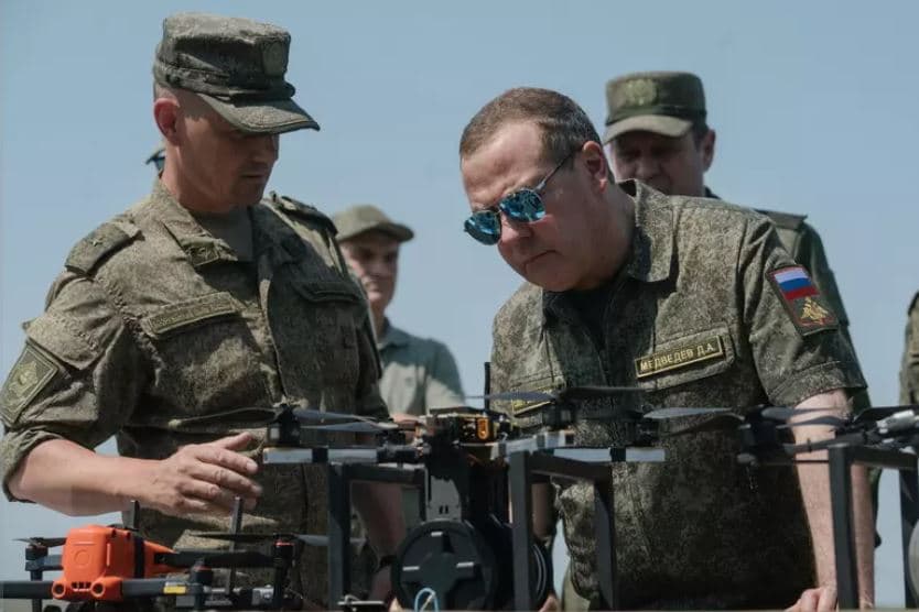 Medvedev: Rusia duhet të pushtojë Kievin dhe më gjerë
