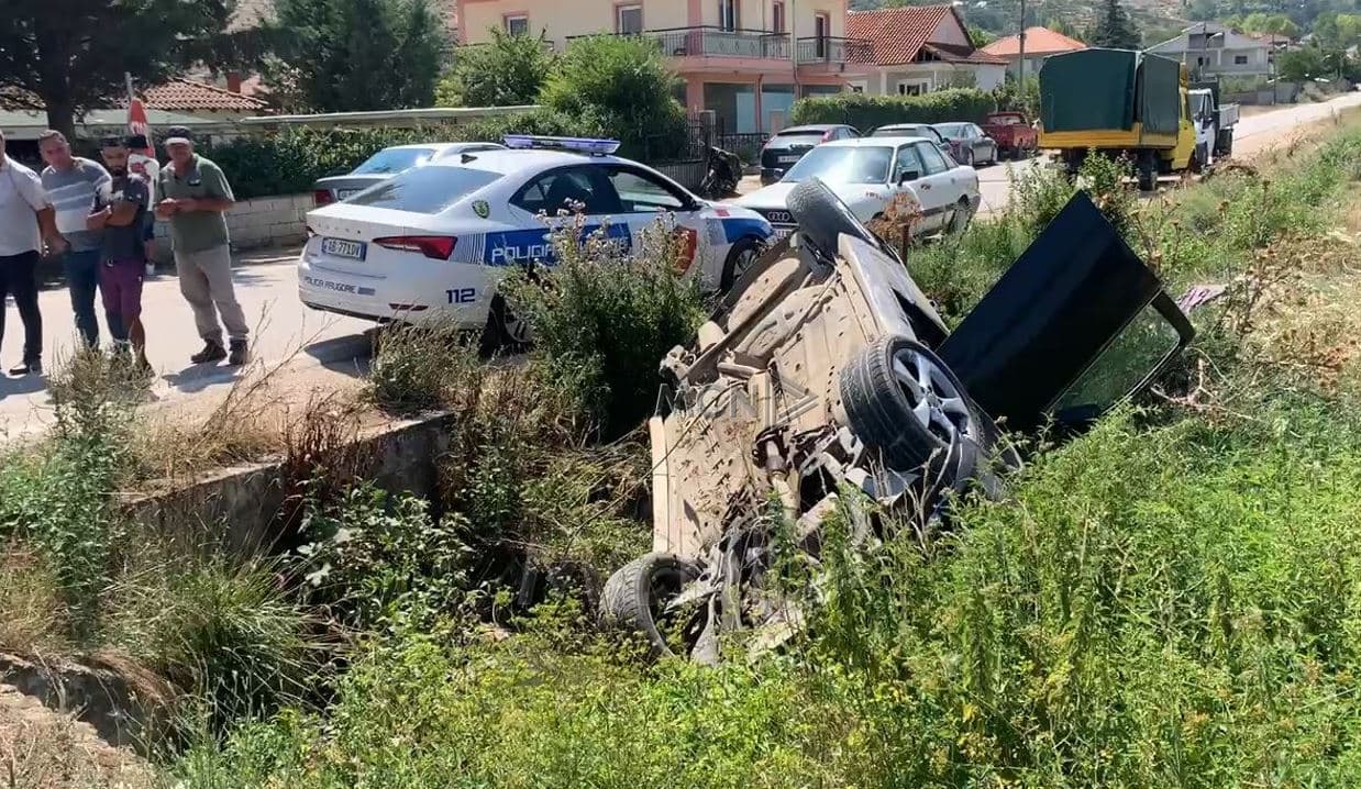 Aksident në aksin Korçë-Pogradec/ Makina përmbyset në kanal, nuk ka të lënduar