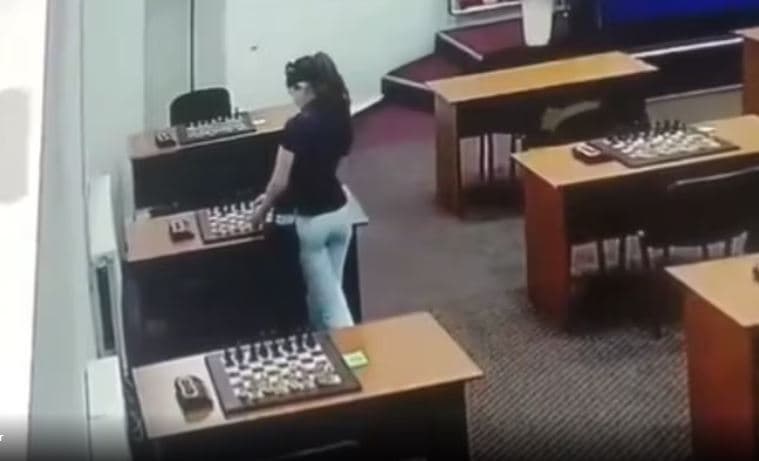 Rusi, kampionia e shahut helmon rivalen e saj me merkur (VIDEO)