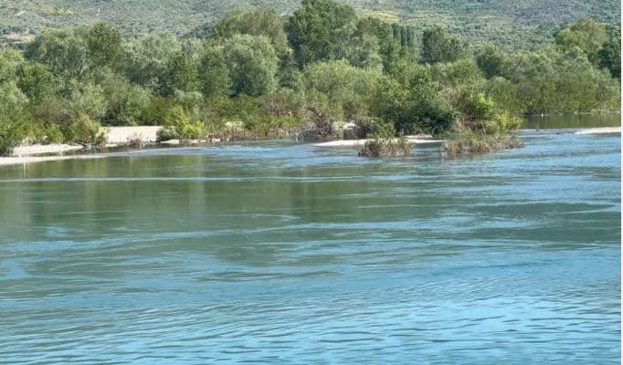 Hyri për t’u larë në lumin e Bunës, lëndohet 52-vjeçari