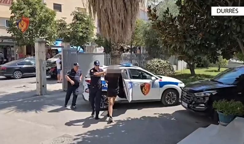 Tentoi t'i vidhte çantën një turisti italian nën kërcënimin e thikës, në pranga 20-vjeçari