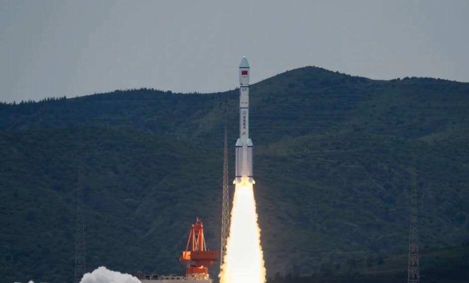 Shpërbehet në orbitën e Tokës raketa kineze, krijon re mbeturinash hapësinore