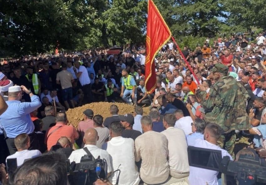     Varroset Faton Hajrizi në Kosovë/ Mijëra të pranishëm në ceremoninë e varrimit