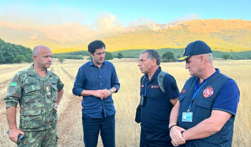 Zjarri në Malin e Thatë/ Jole: 80 forca në terren. Po përpiqemi të shmangim prekjen në përmasë të madhe të Parkut të Prespës
