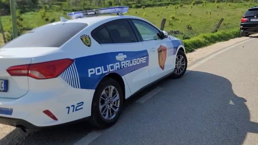 Qëllohet me armë zjarri në drejtim të një automjeti në autostradë