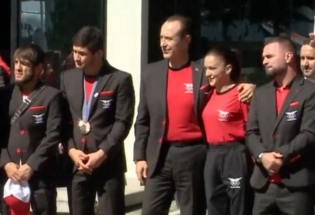 Dy medalje Olimpike/ Sportistët mbërrijnë në Shqipëri, Ylli: E kishim ëndërruar këtë moment