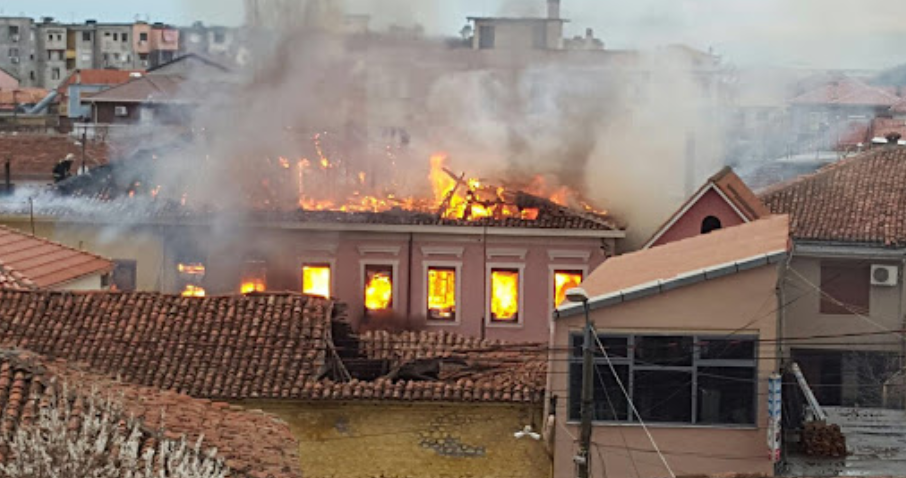 Lushnjë, përfshihet nga zjarri një banesë