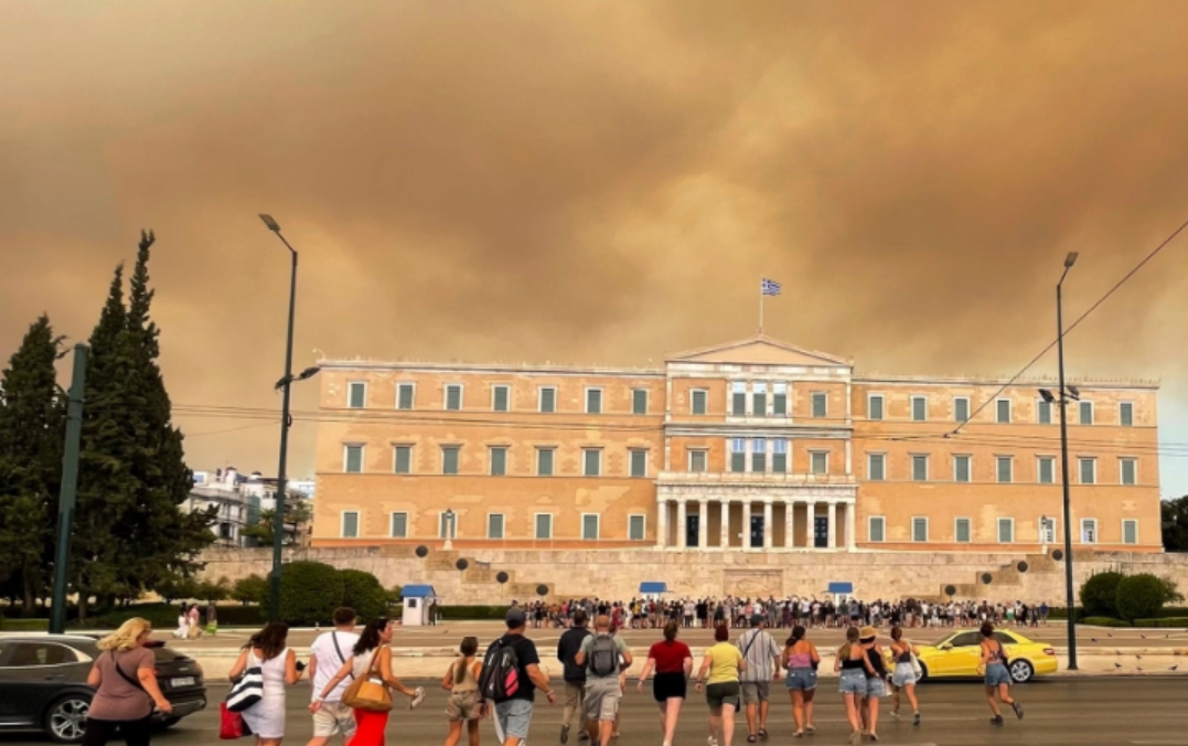 Flakët depërtojnë në Athinë, evakuohen dhjetëra qytetarë