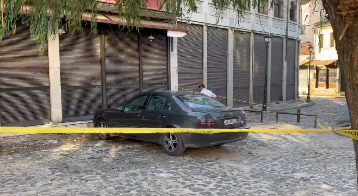 Merr flakë automjeti i parkuar në Korçë