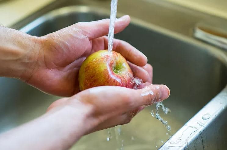 Frutat duhen ngrënë të qëruara për të eliminuar pesticidet