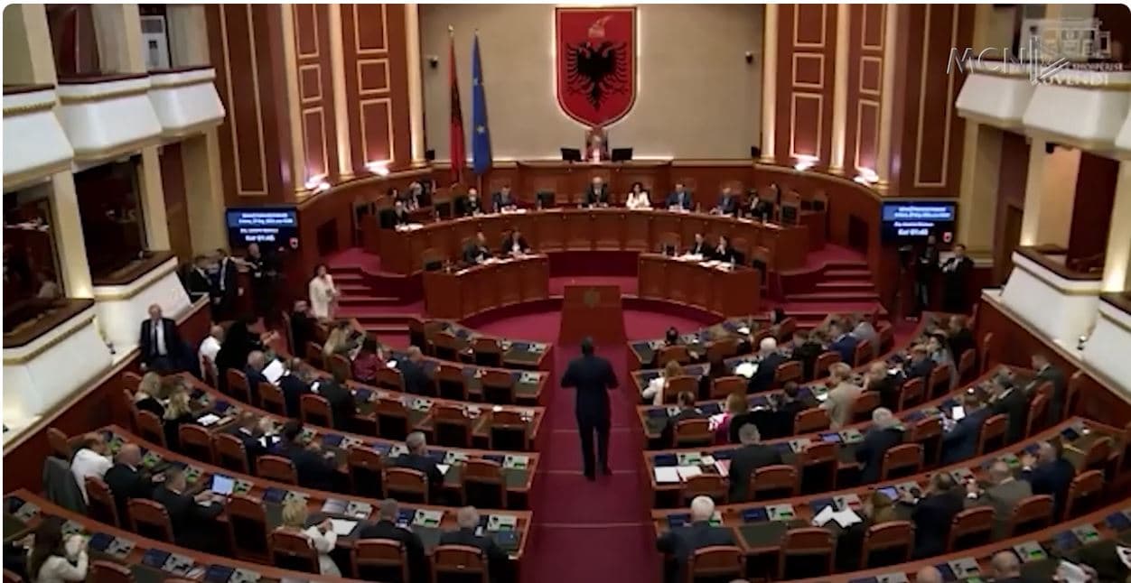 Qeveria “bën ligjin” në Parlament. 67 drafte të propozuara, opozita  e kufizuar në nisma