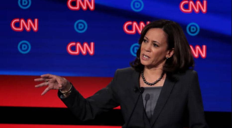 Axios: Kamala Harris shfaq reklama me tituj lajmesh të rreme