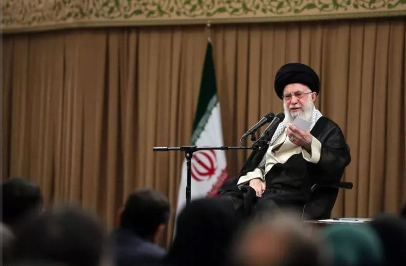 Khamenei: Nuk duhet të përkulemi para kërkesave të armiqve tanë