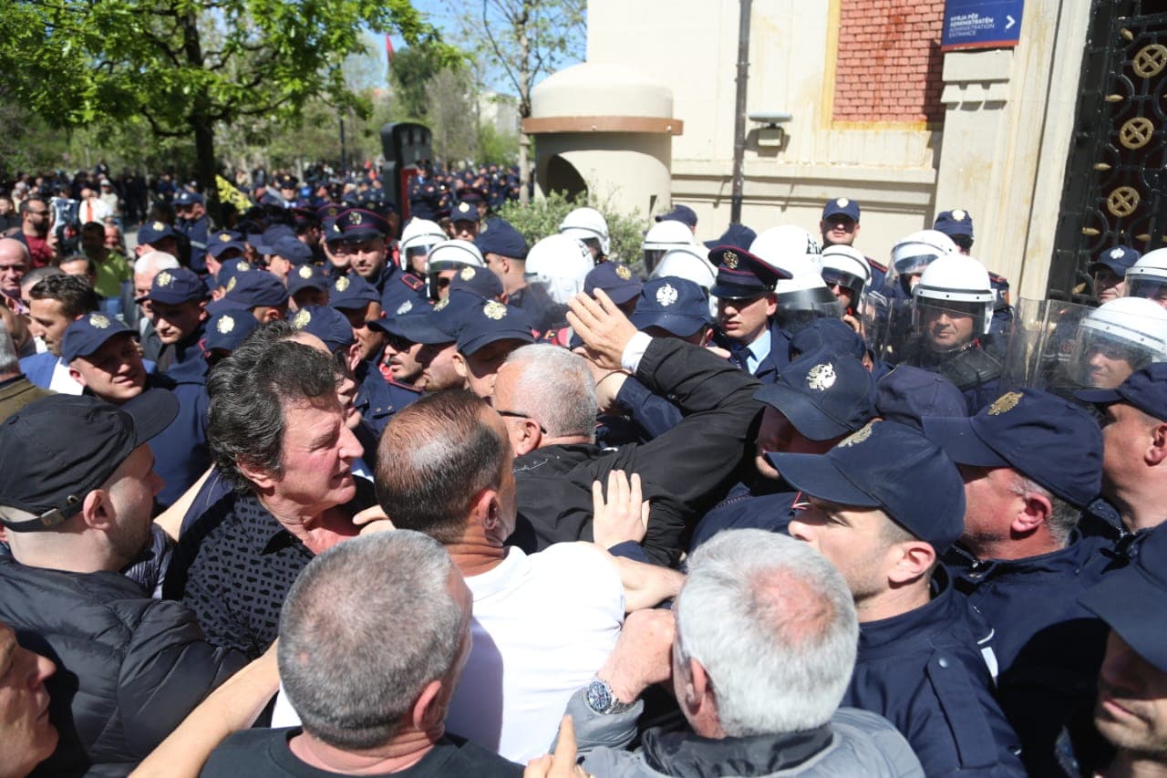 Sot protesta para Bashkisë Tiranë, si bllokohet qarkullimi i mjeteve