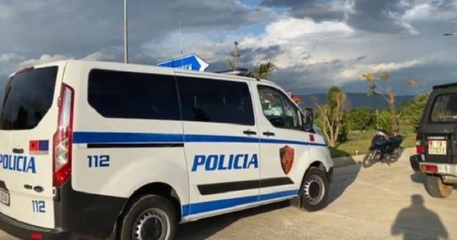 Tiranë, gjendet e varur një grua në banesë