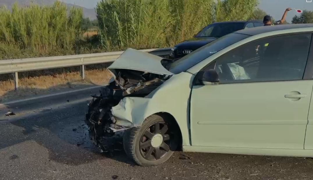 Aksident në aksin Lezhë-Shkodër/ Mjeti përplaset me barrierat metalike, plagoset shoferi