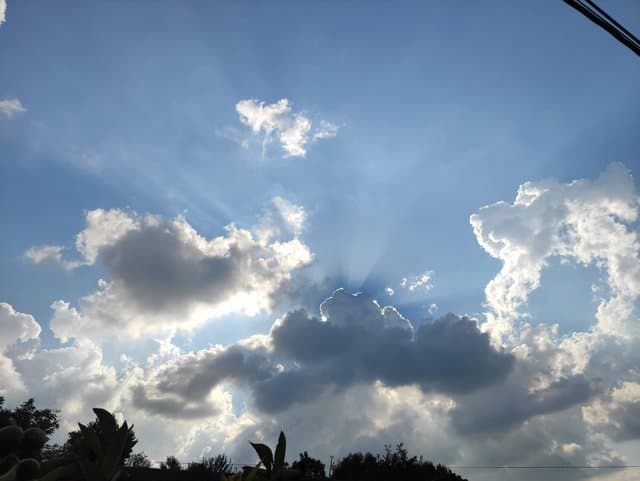 Moti sot/ Kthjellime e vranësira, temperaturat deri në 37 °C