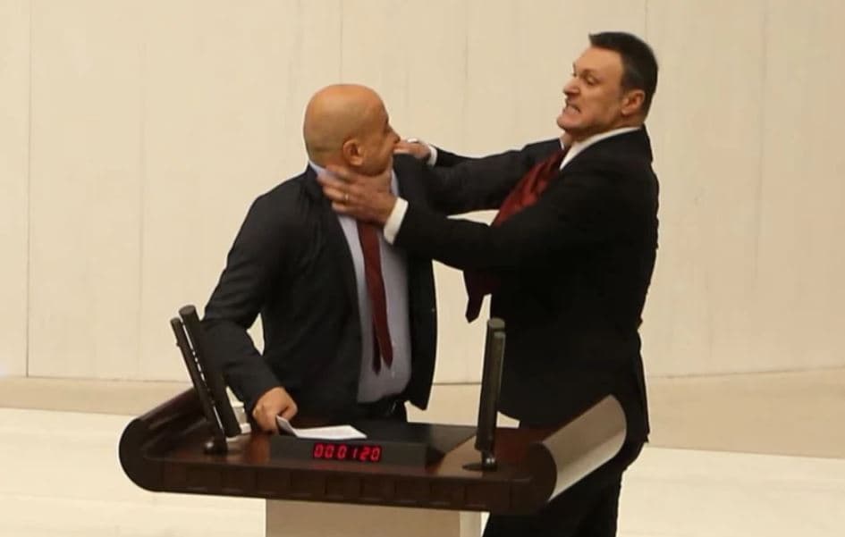 Përleshje fizike në Parlamentin e Turqisë
