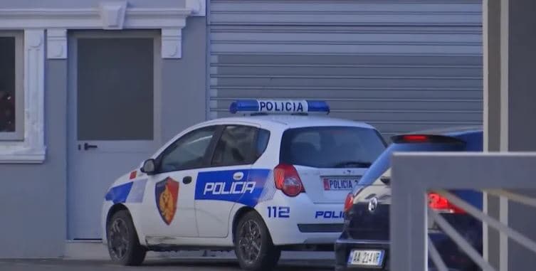 Zbardhet vjedhja me dhunë në Tiranë, një person në pranga, një tjetër në kërkim 