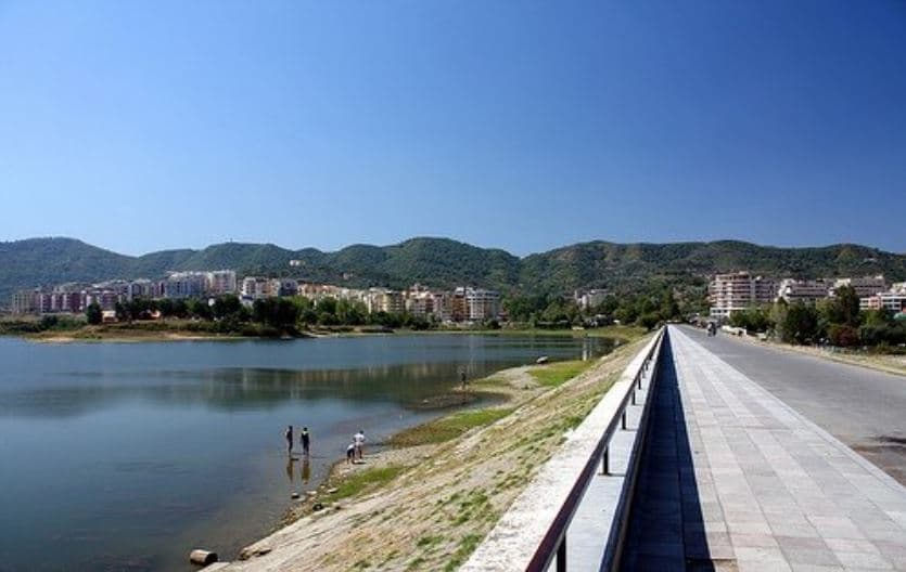Tiranë, gjendet e mbytur një grua te Liqeni Artificial