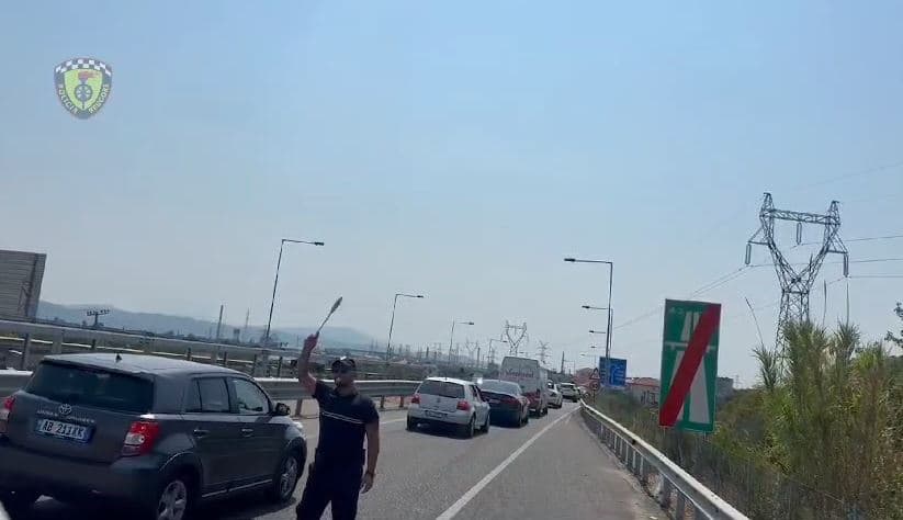 Trafik në hyrje të Elbasanit/ Policia: Fluks makinash në drejtim të Korçës, shtim patrullash për menaxhimin e situatës