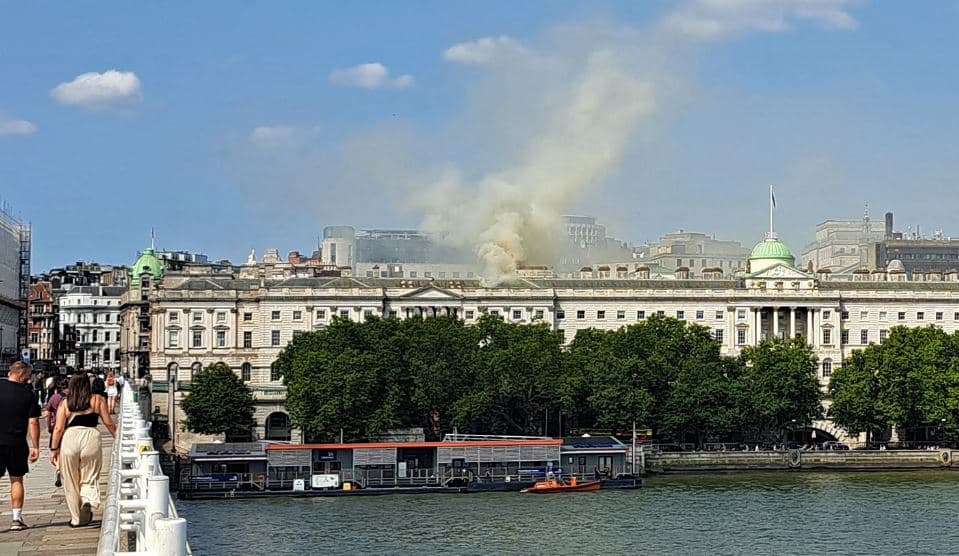 Zjarr në muzeun Somerset House në Londër, mbi 100 zjarrfikës në vend