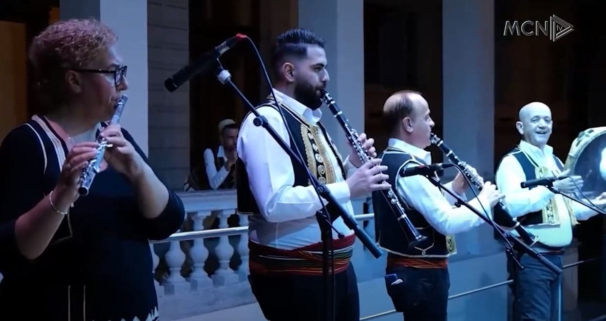 “Këngë dhe valle në të gjithë Shqipërinë”/ Ansambli, shfaqje për 80-vjetorin e çlirimit (VIDEO)